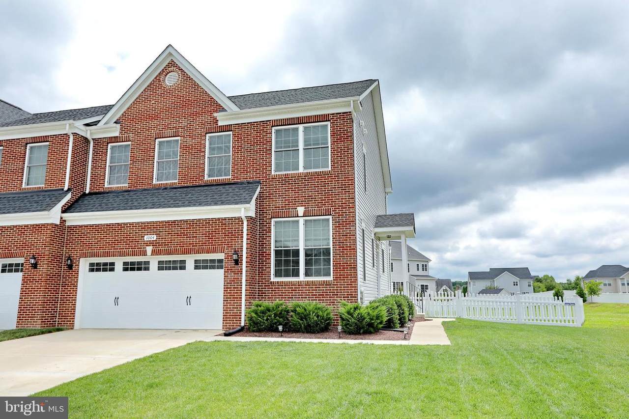1004 Clover Circle - Photo 1
