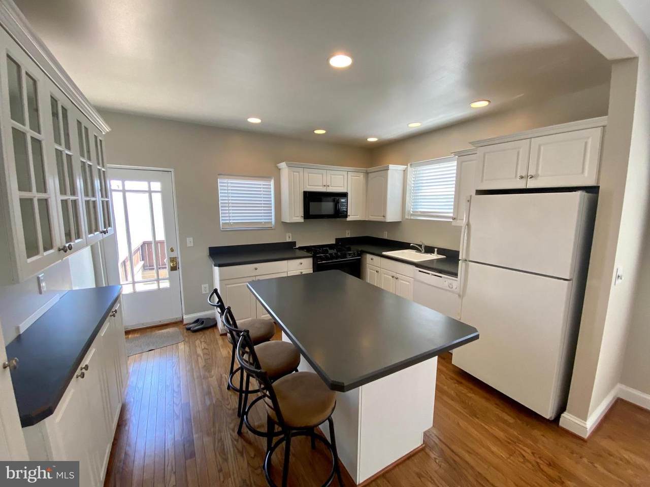2927 Hudson Street - Photo 1