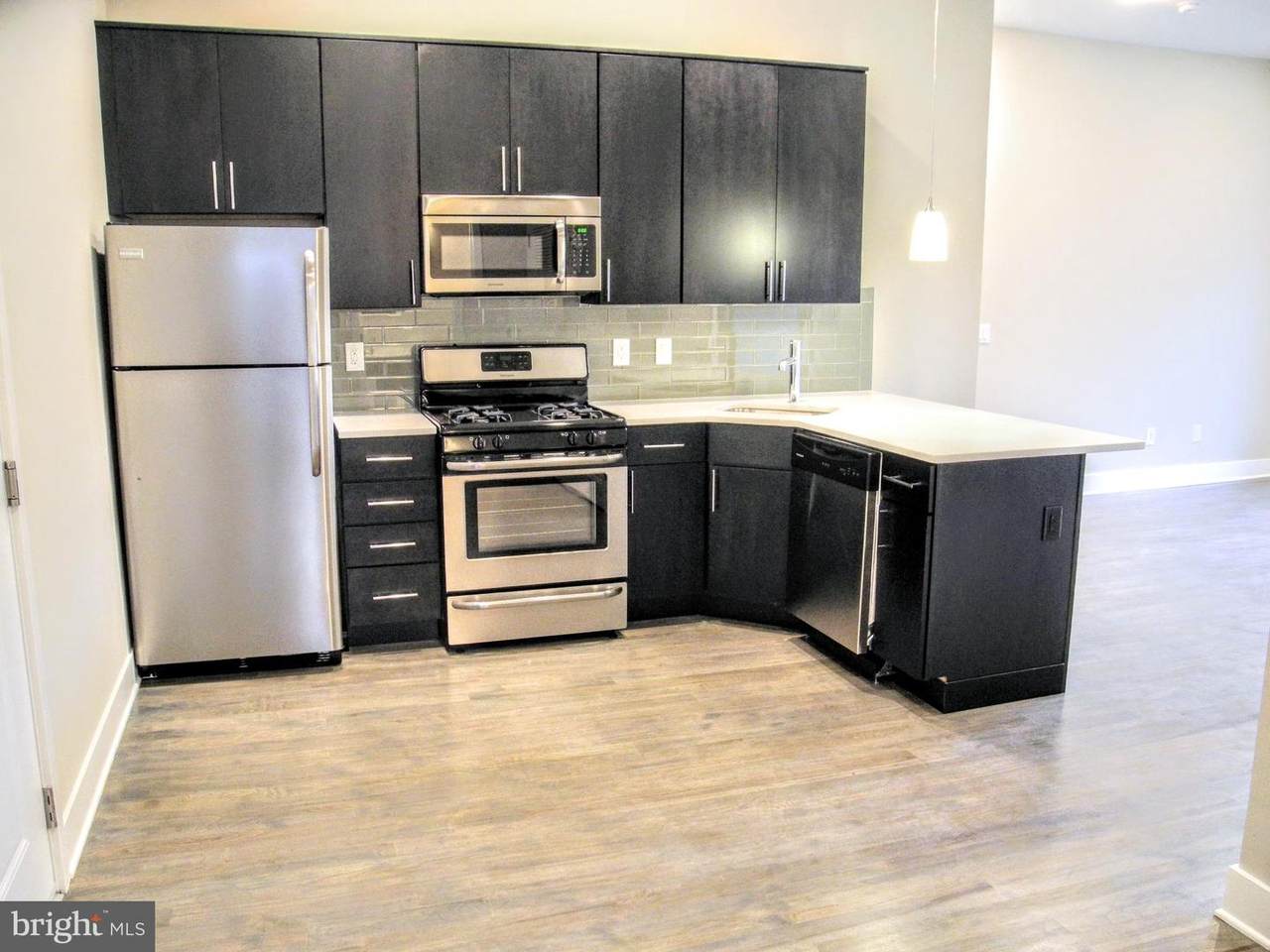 1607 Catharine Street - Photo 1