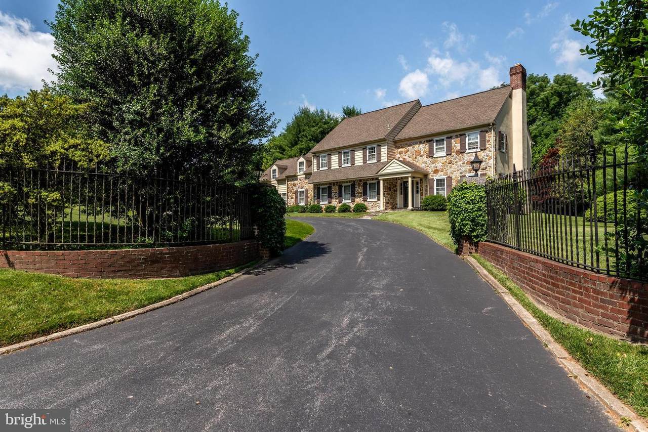 512 Fishers Road - Photo 1