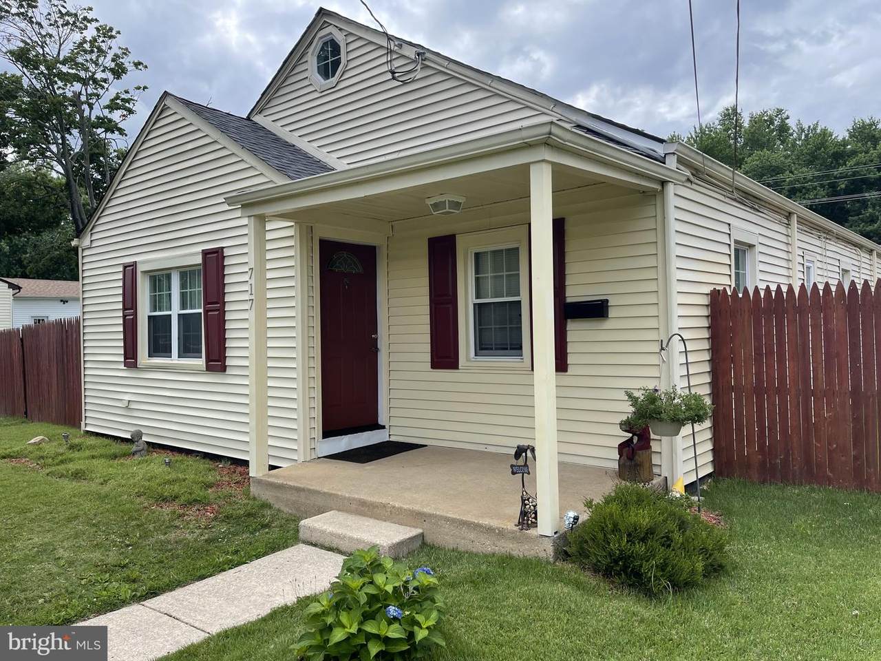 717 W 13Th St - Photo 1