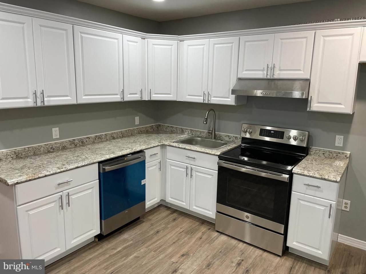 423 Pennsylvania Avenue - Photo 1