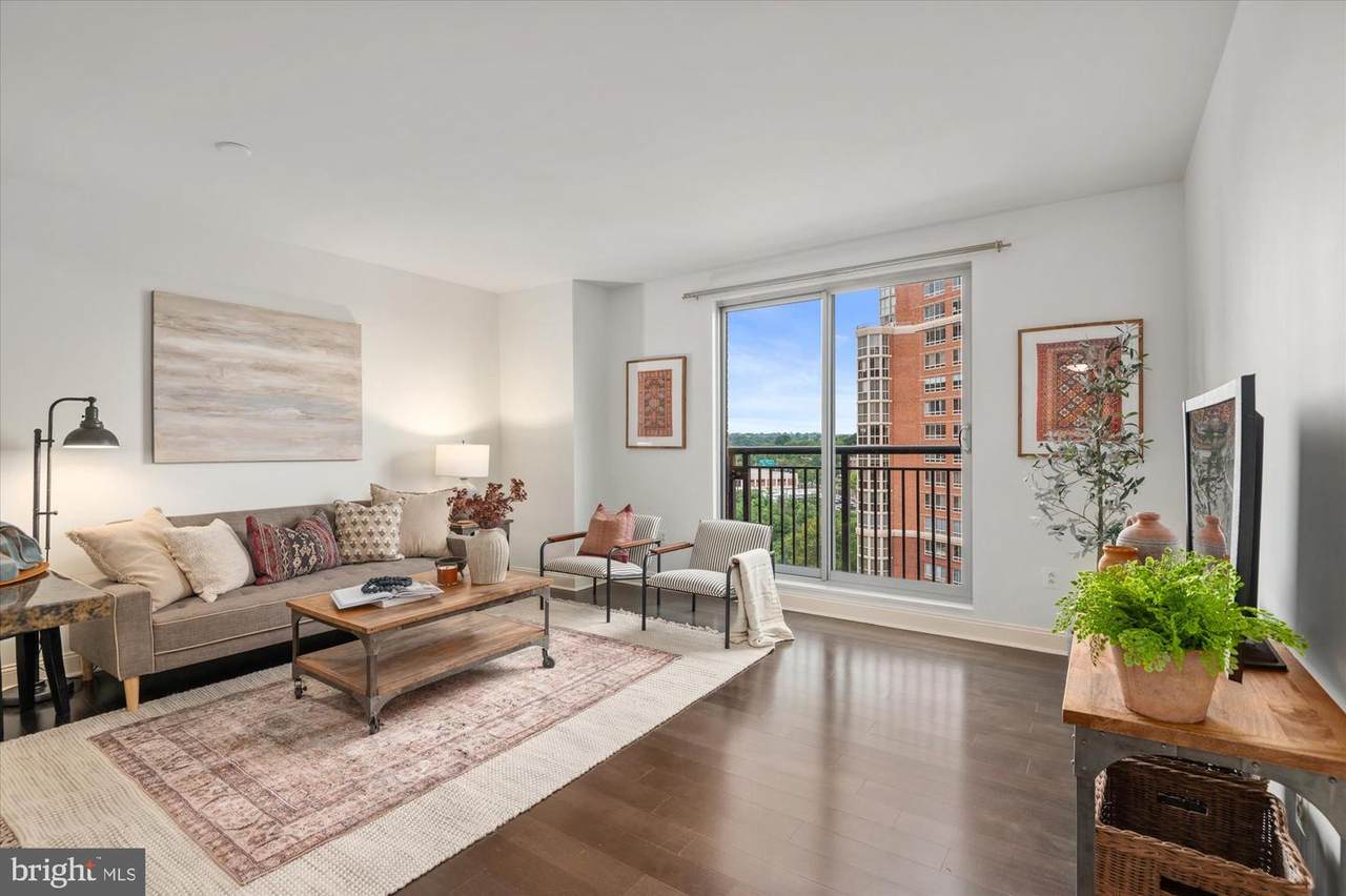 2050 Jamieson Avenue - Photo 1