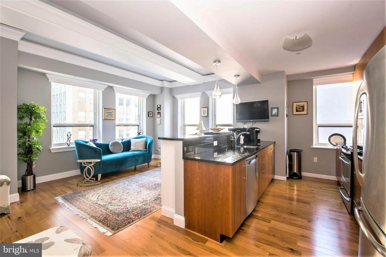 1425 Locust Street - Photo 1
