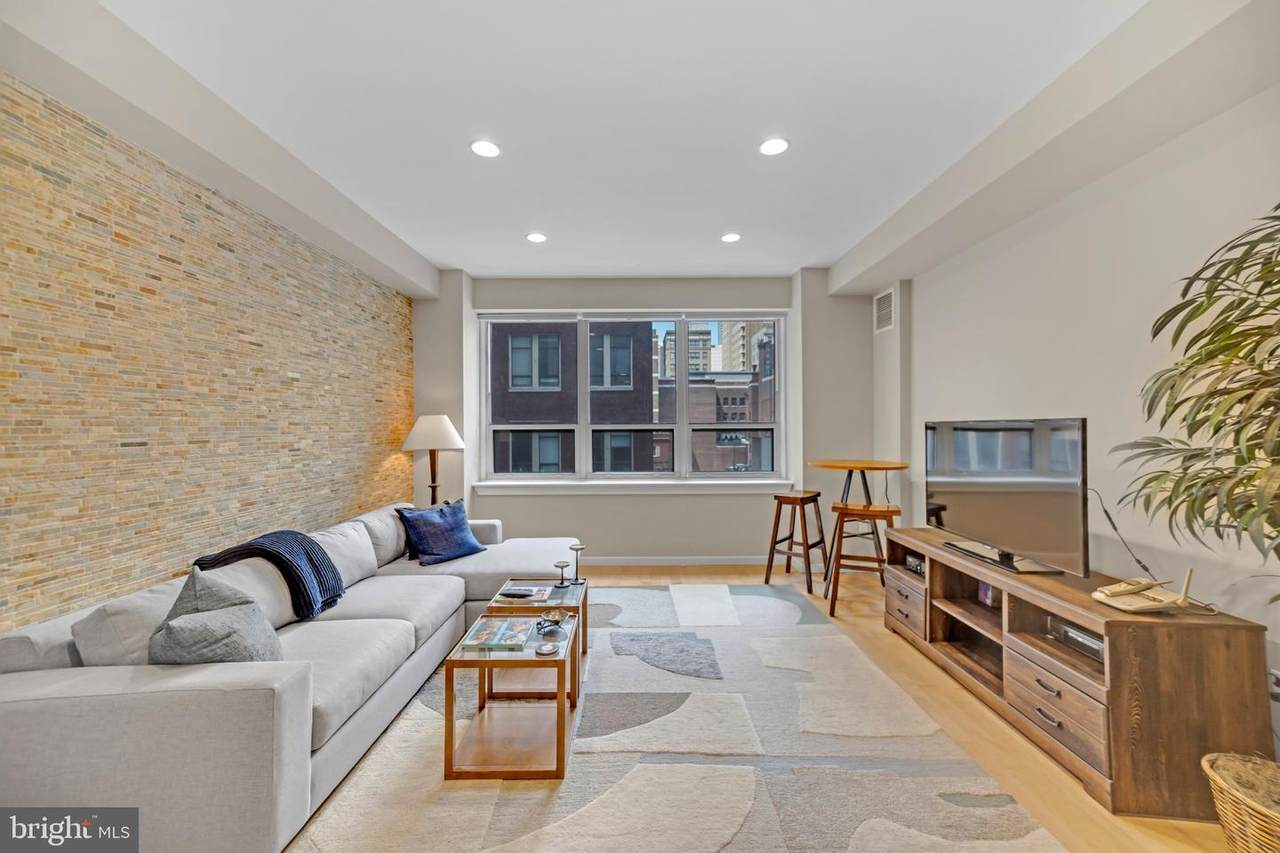 1425 Locust Street - Photo 1