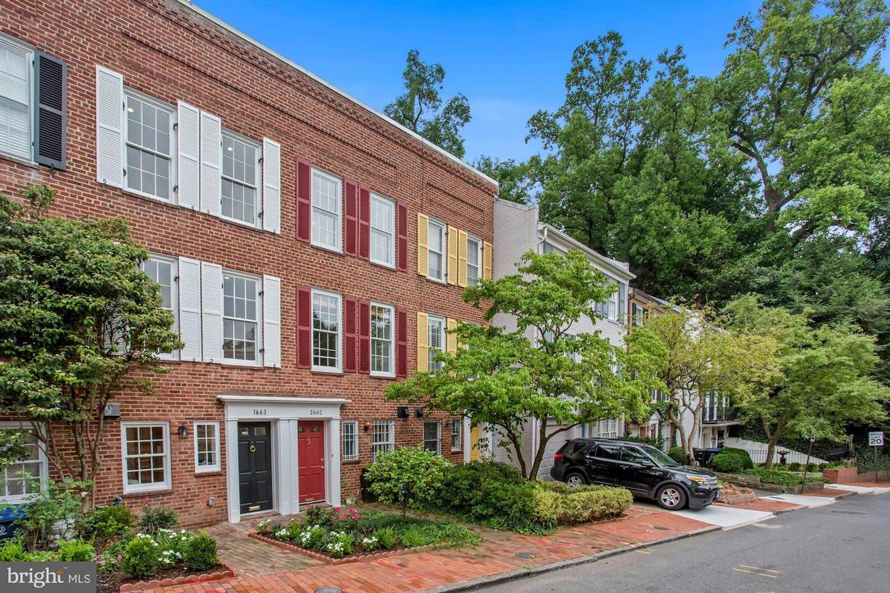 1663 32ND Street - Photo 1