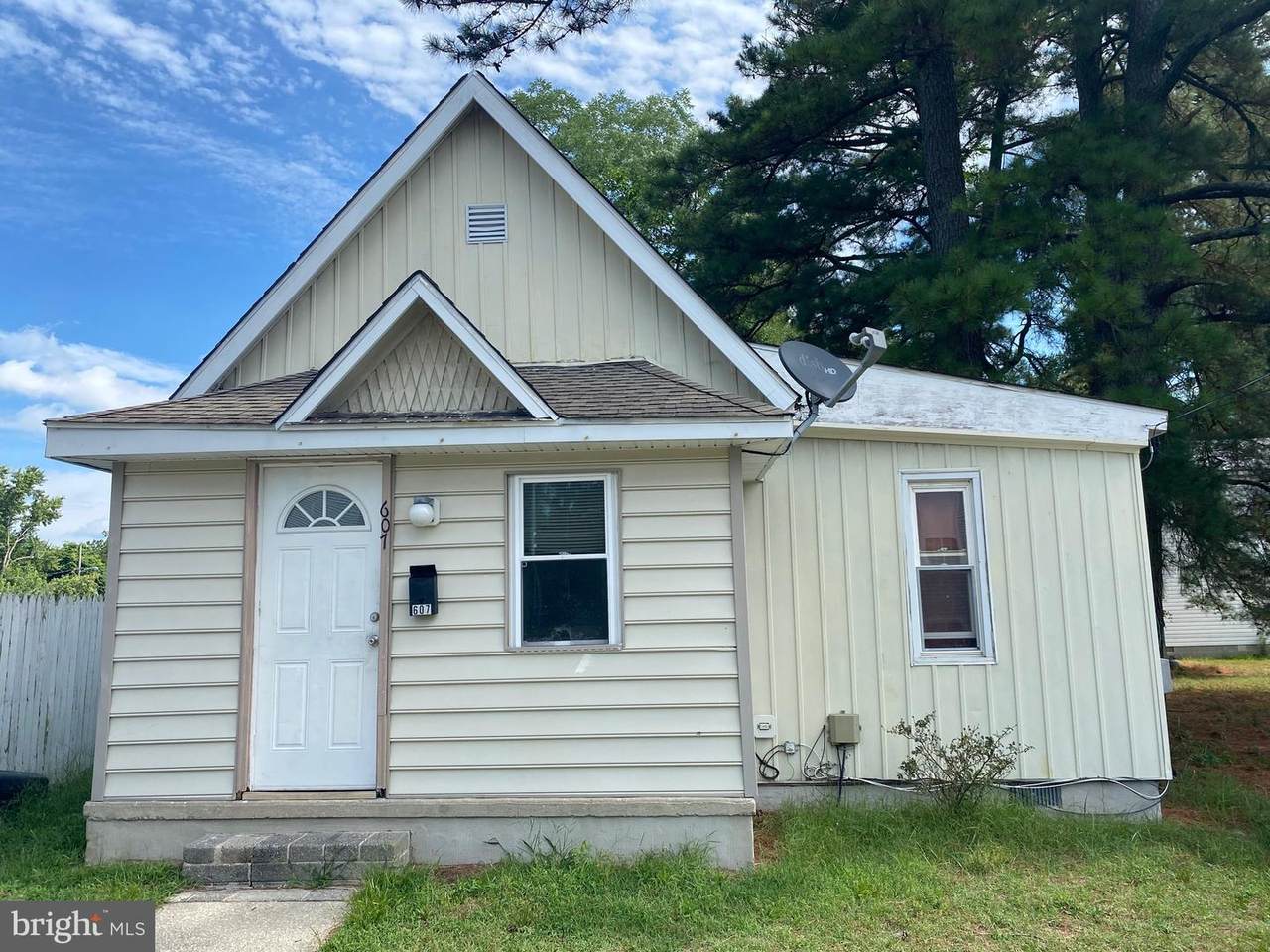 607 7TH Street - Photo 1
