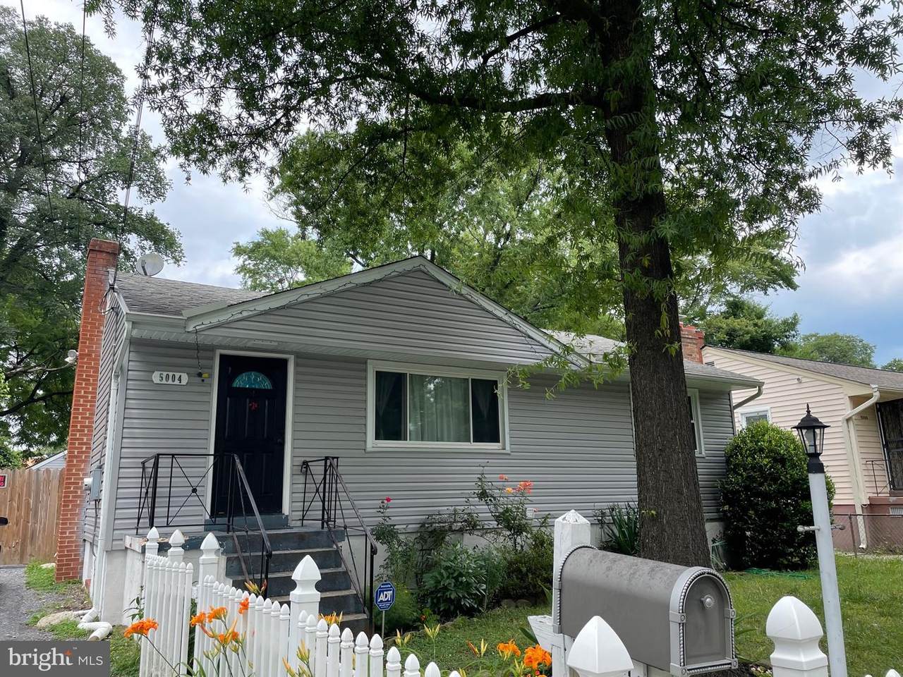 5004 Ravenswood Road - Photo 1