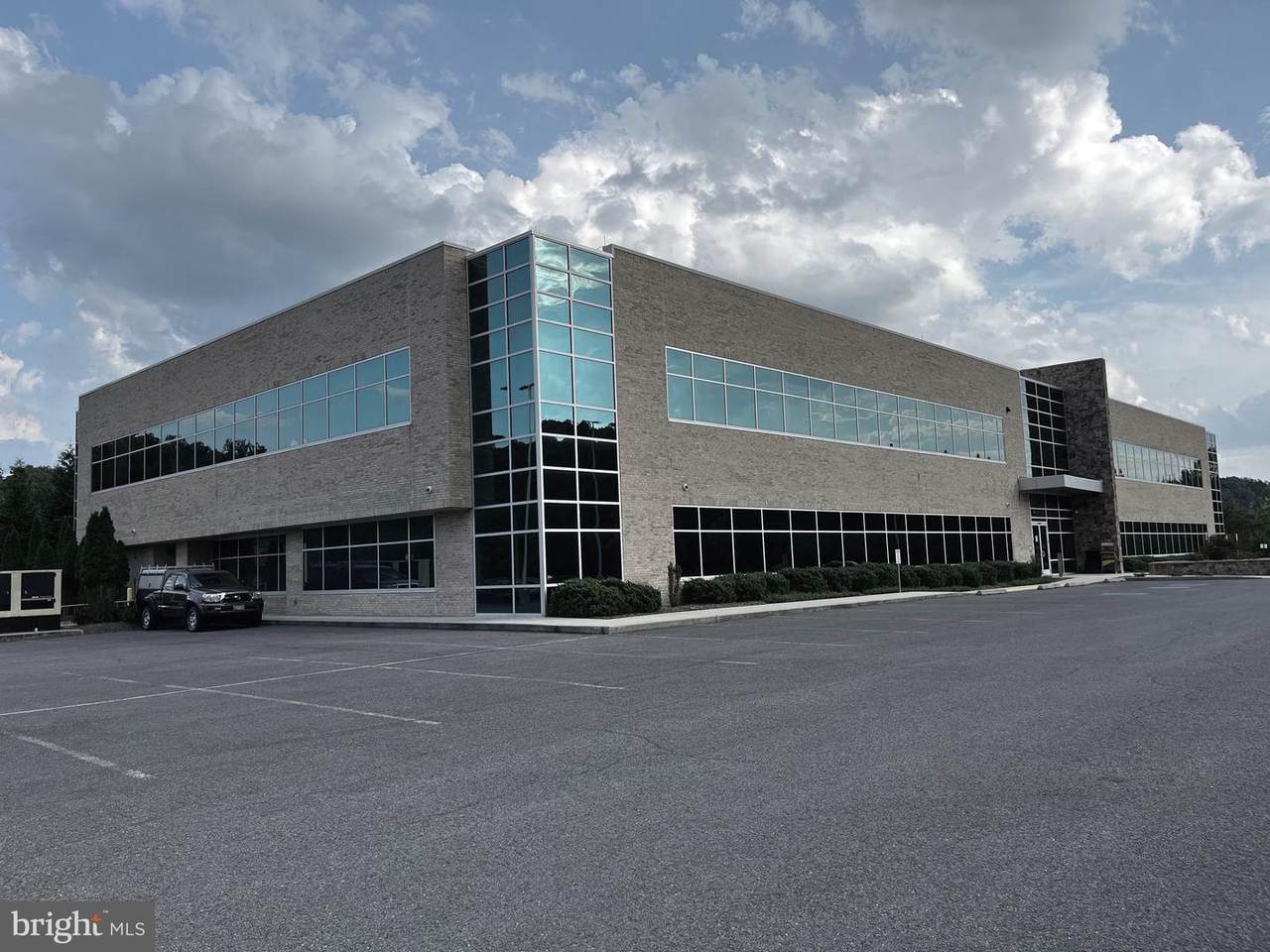 10 COMMERCE CENTER DR - Photo 1