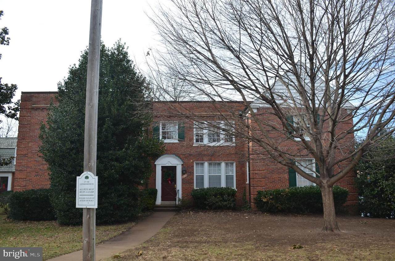 1736 Queens Lane - Photo 1