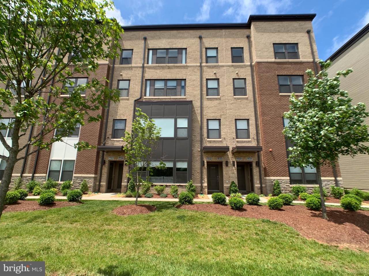 44870 Tiverton Square - Photo 1