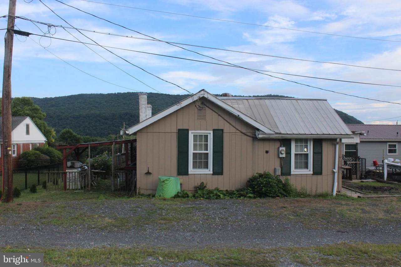 206 Cemetery Street - Photo 1