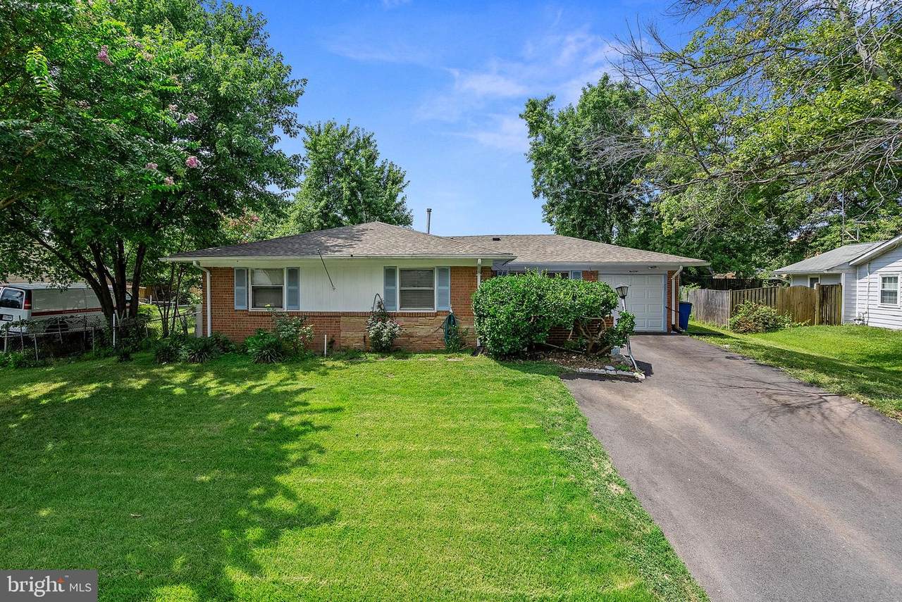 305 Maple Avenue - Photo 1