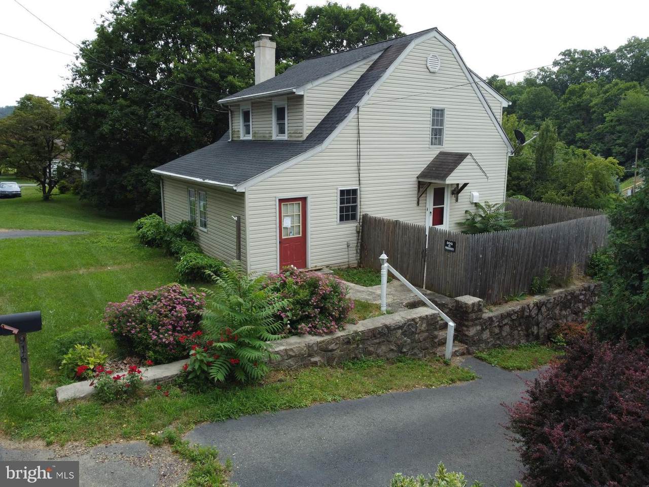 916 Reading Avenue - Photo 1