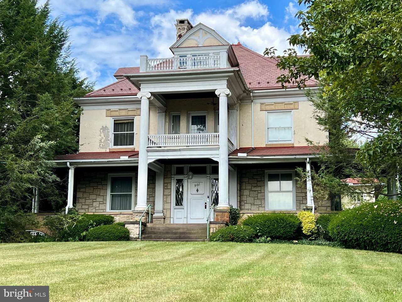 901 Centre Avenue - Photo 1