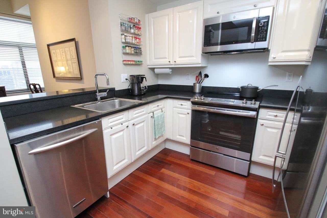 1500 Chestnut Street - Photo 1