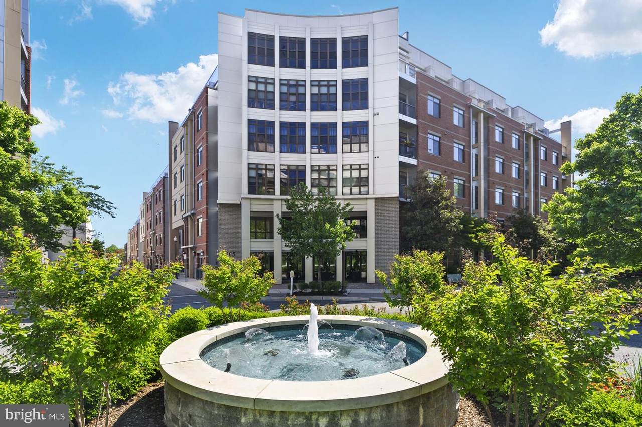 305 10TH Street - Photo 1