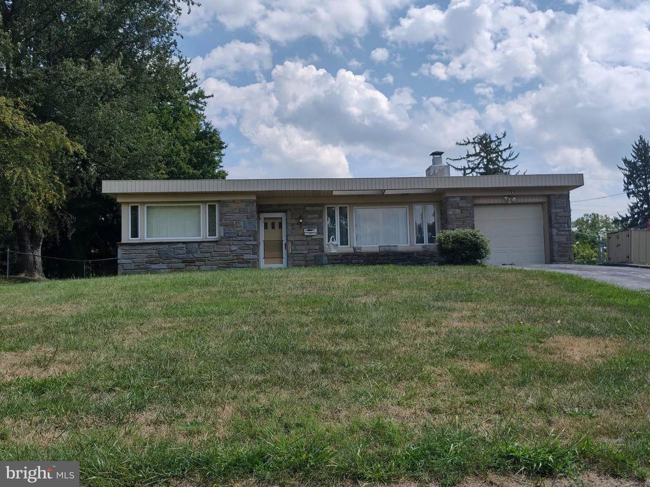 721 Hedgerow Drive - Photo 1