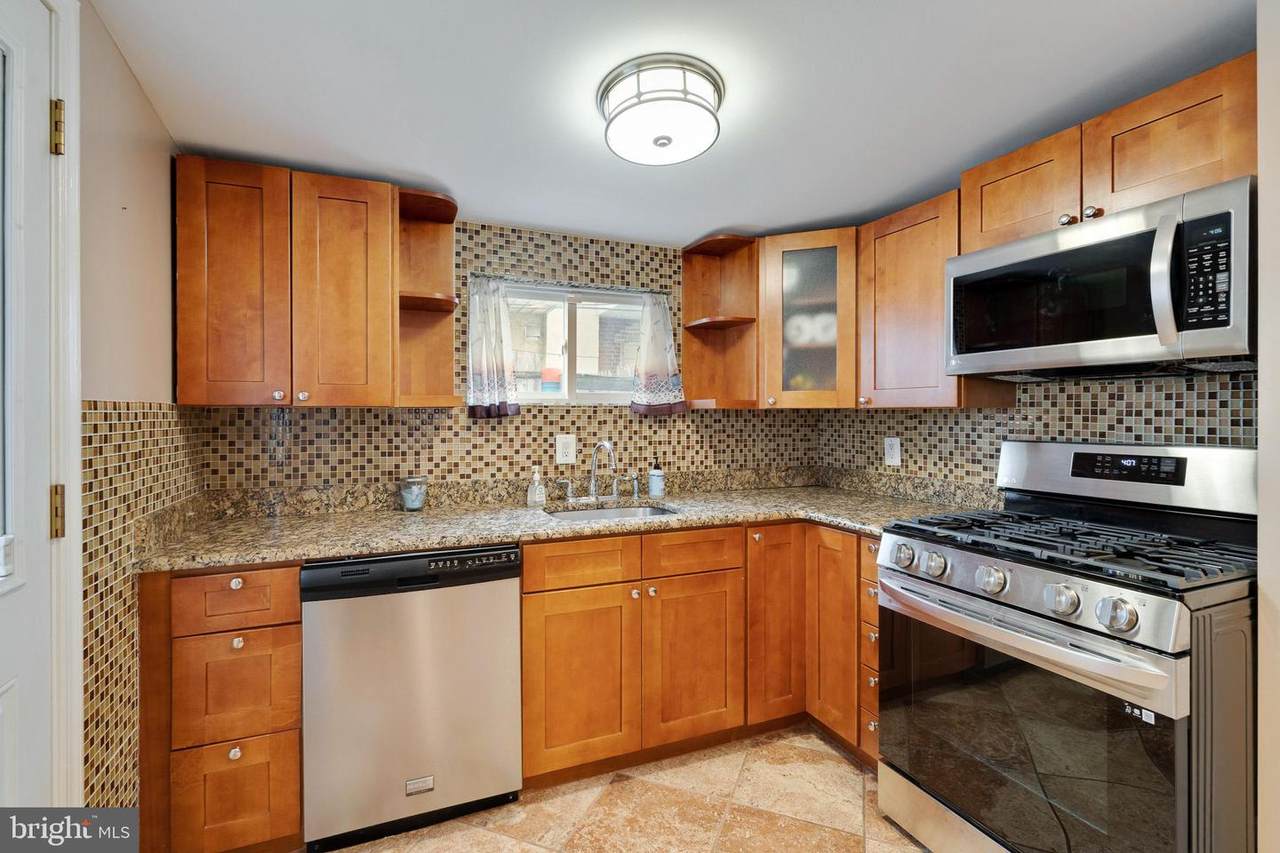 1808 Gladstone Street - Photo 1