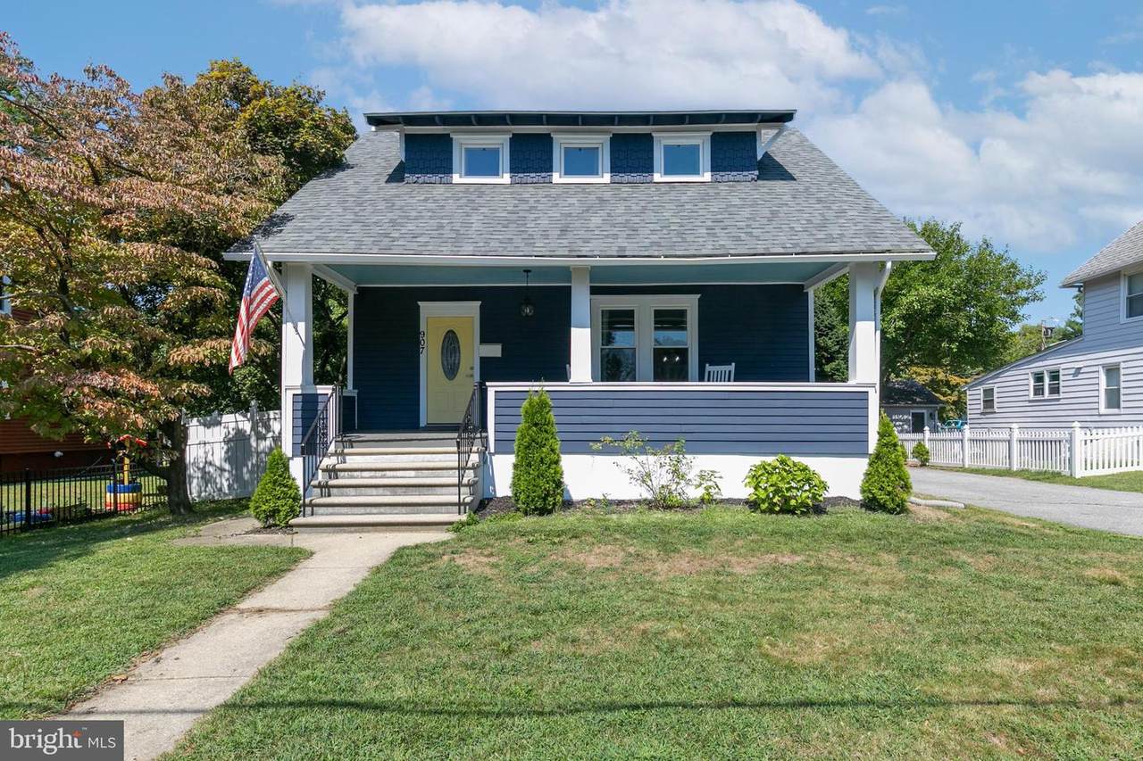 907 Collings Avenue - Photo 1