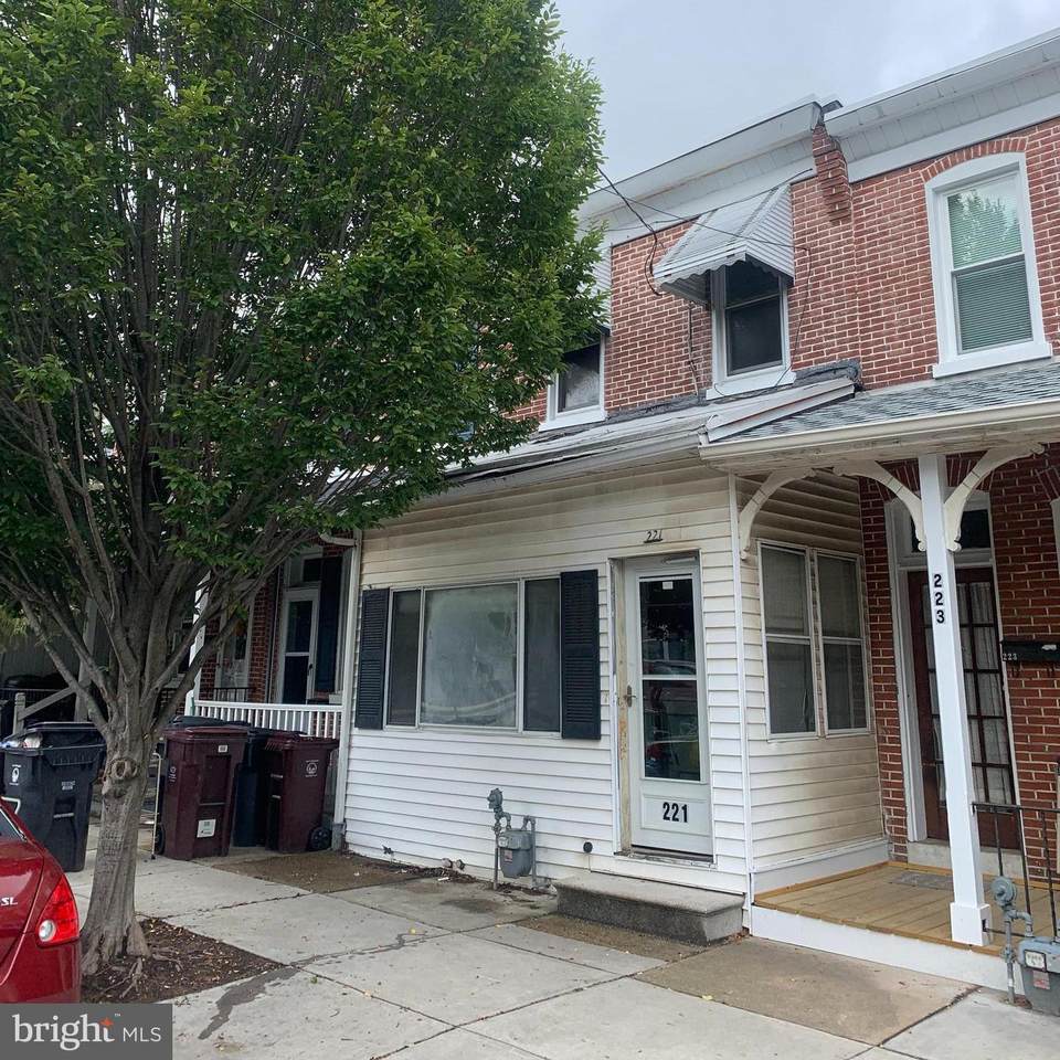221 Woodlawn Avenue - Photo 1