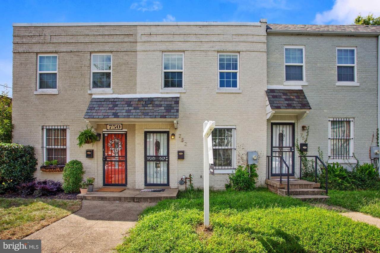 752 18TH Street - Photo 1