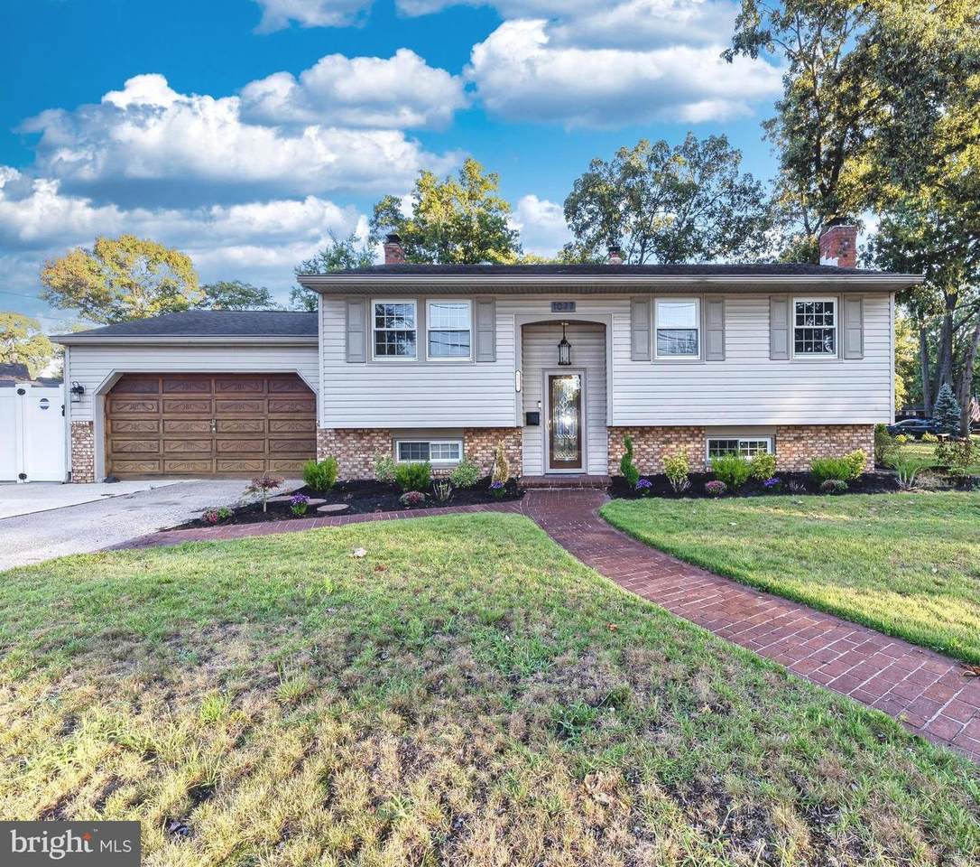 1077 Brewer Avenue - Photo 1