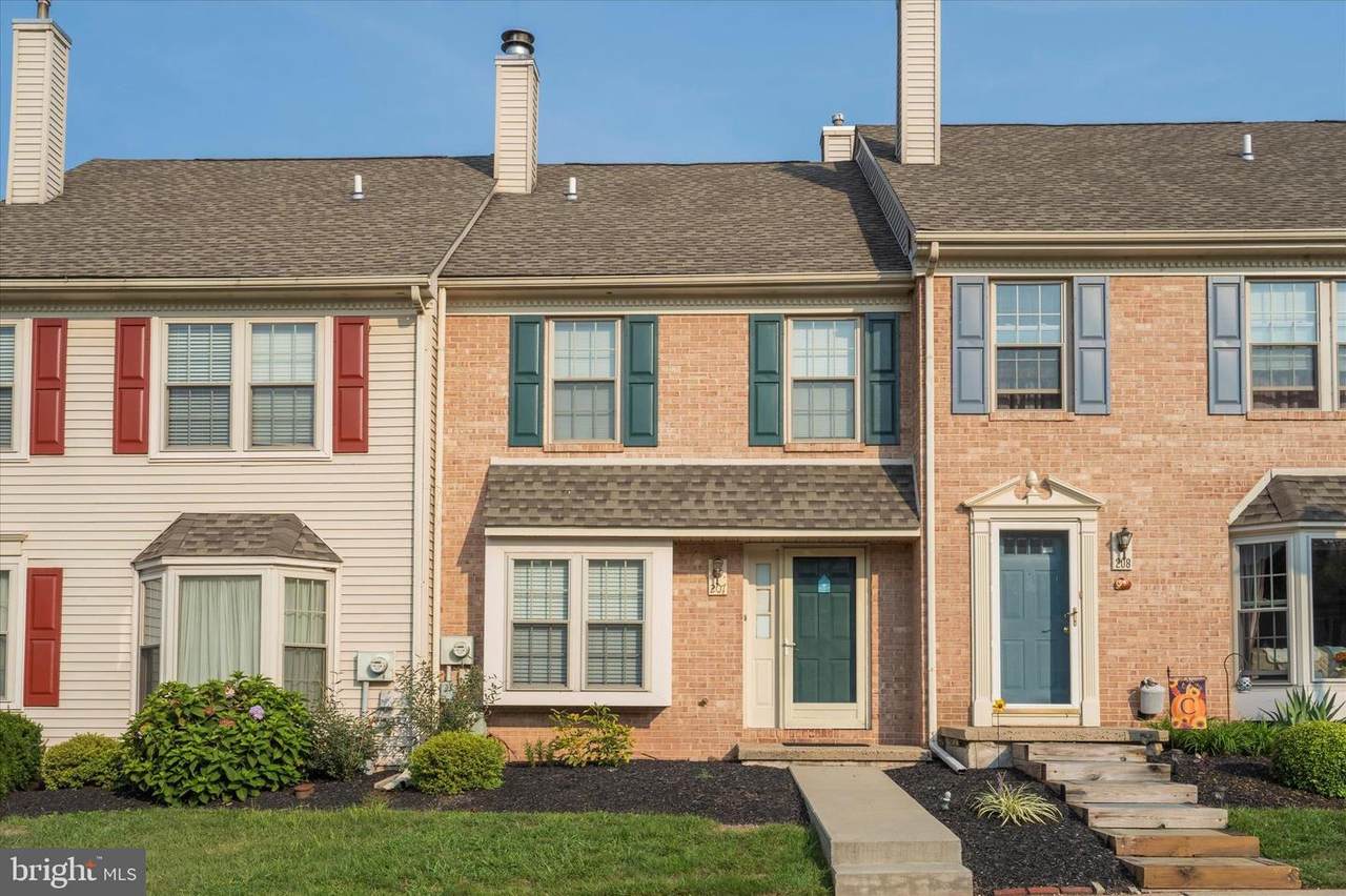 207 Oaktree Court - Photo 1