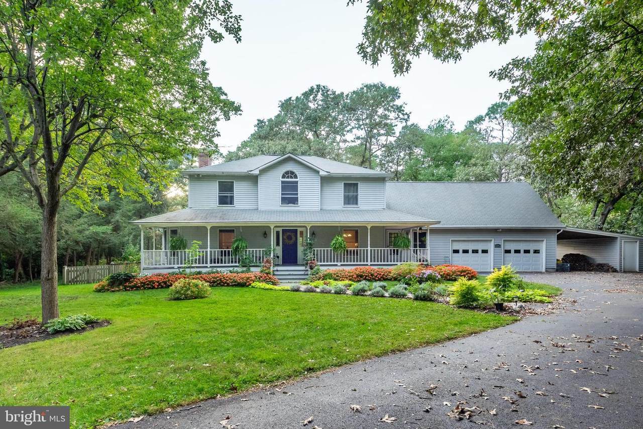 208 Pinewood Drive - Photo 1