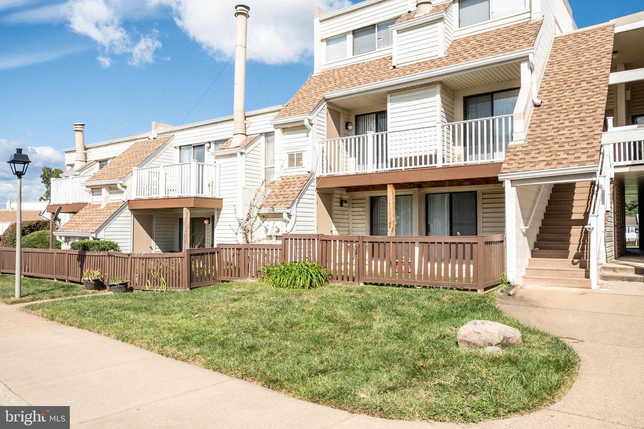 1004 A Warwick Court - Photo 1