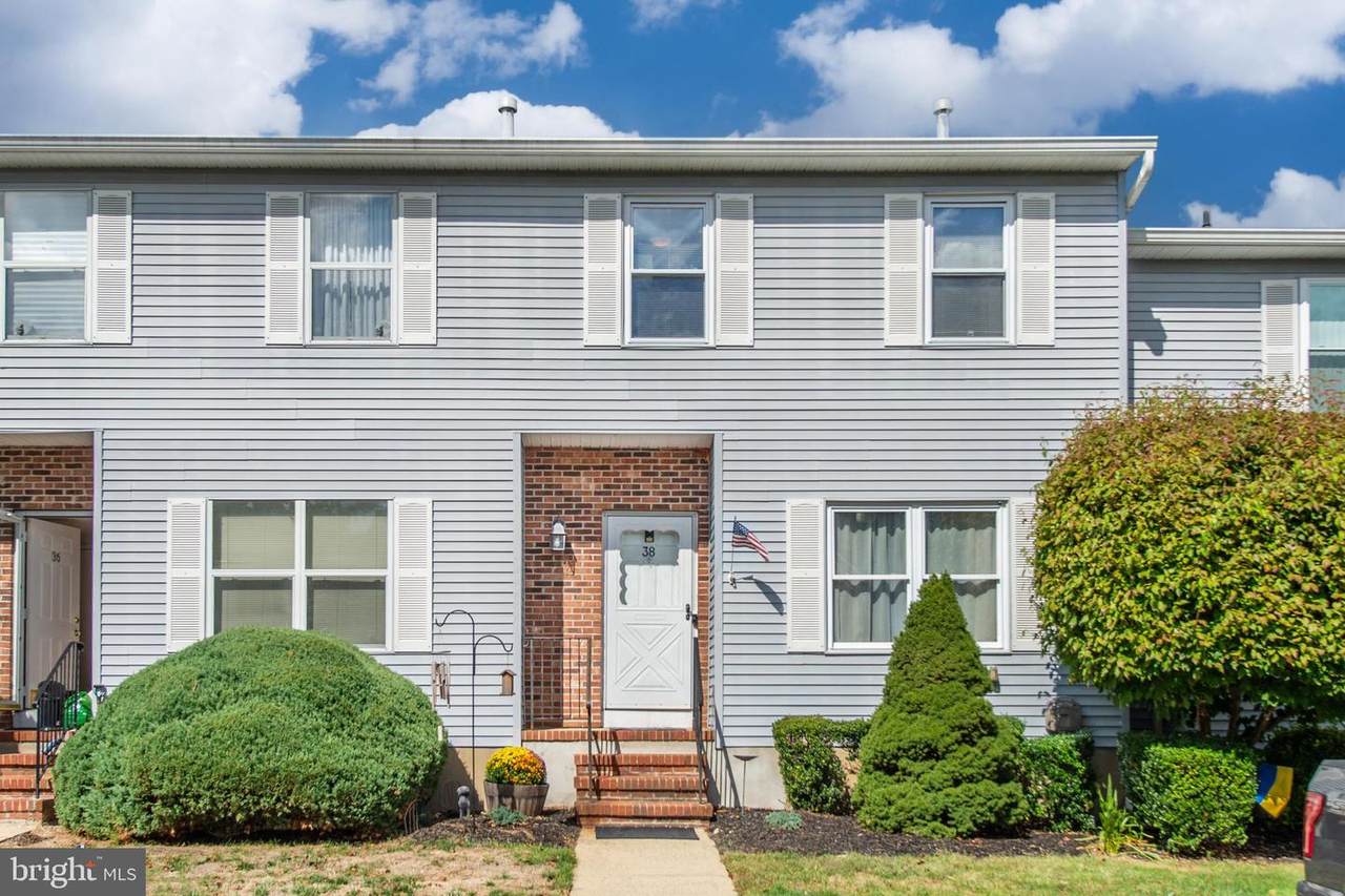 38 HEMLOCK DR - Photo 1