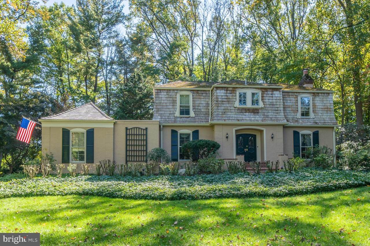 658 Lakeview Circle - Photo 1