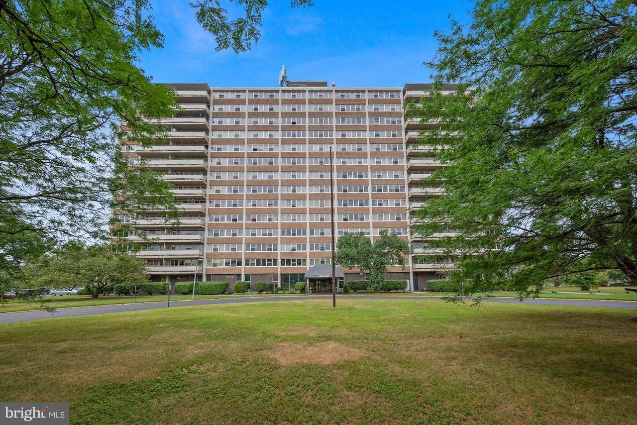 911 Barclay Towers - Photo 1