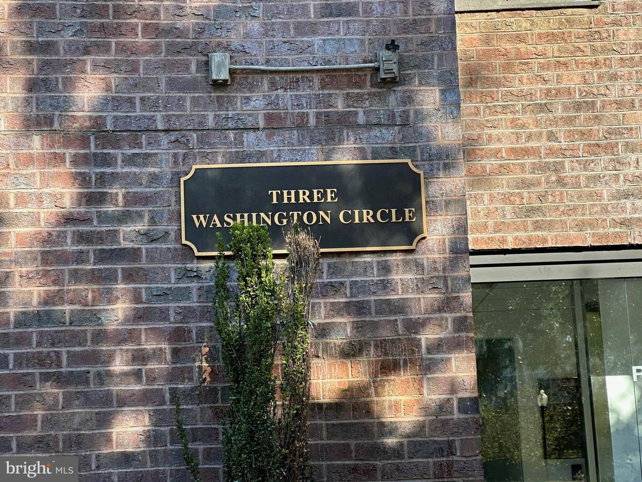 3 Washington Circle - Photo 1