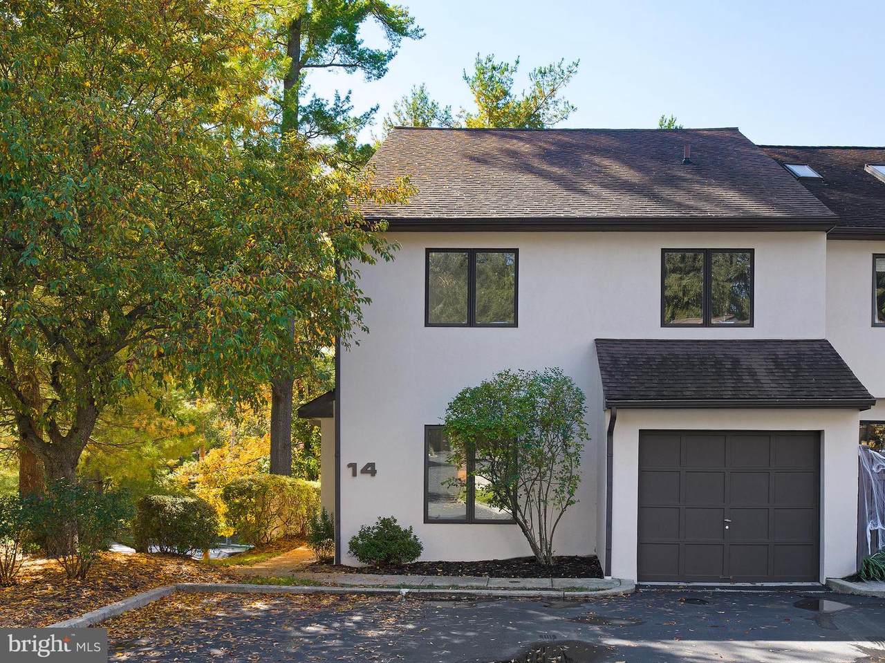 138 Montrose Avenue - Photo 1