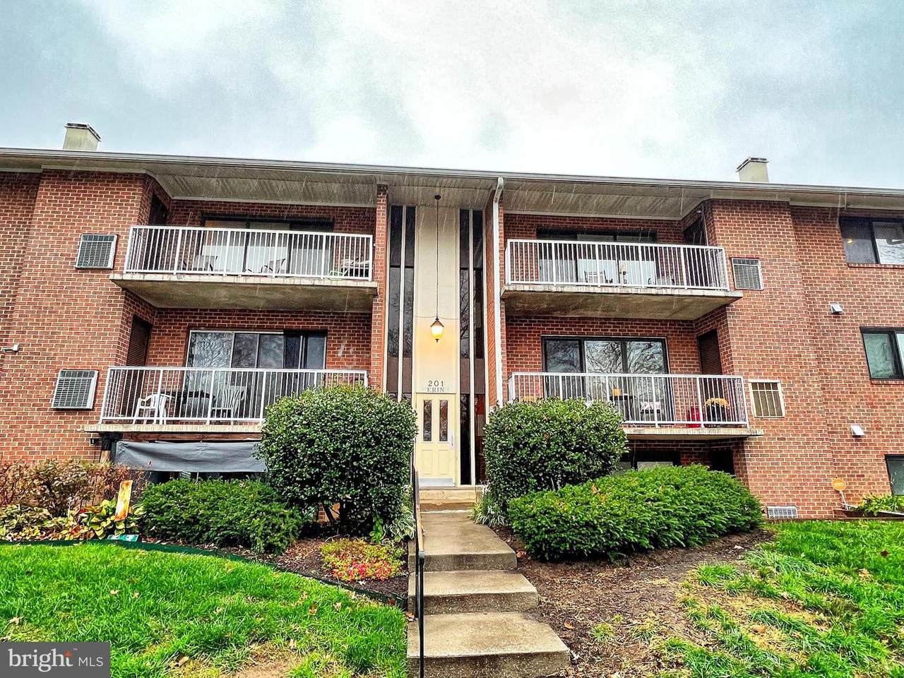 201 Erin Way - Photo 1