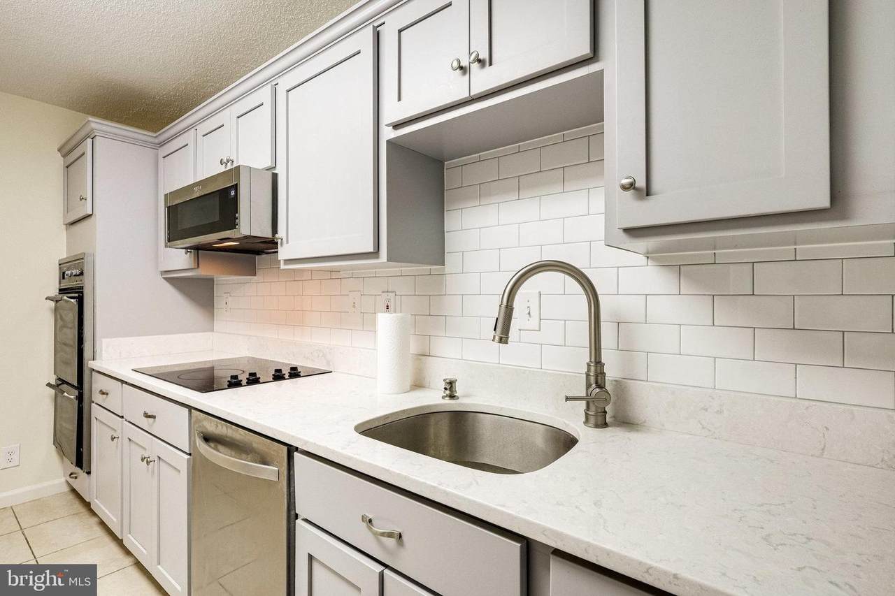 205 Yoakum Parkway - Photo 1