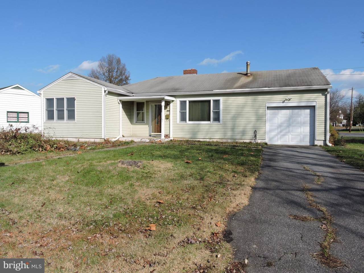 211 Park Circle - Photo 1