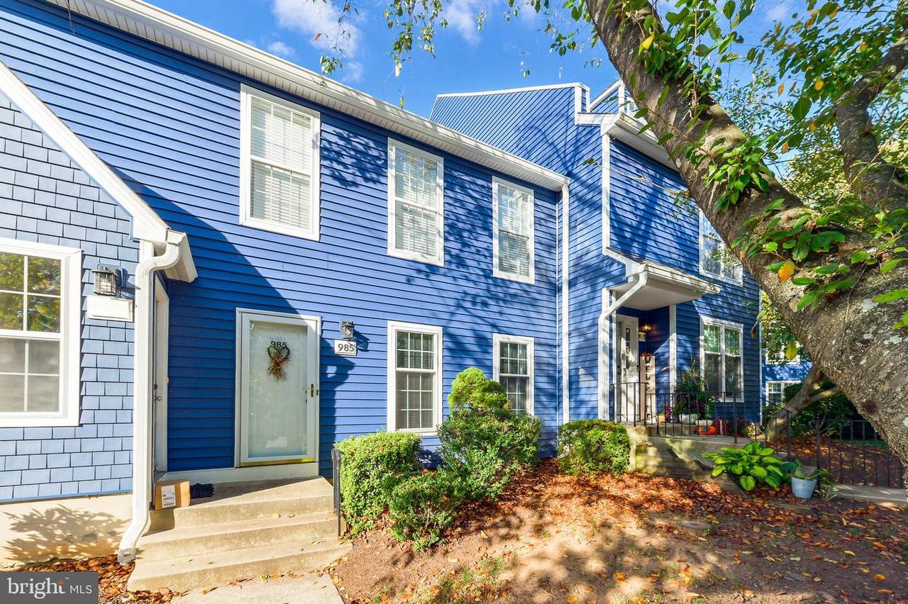 985 Roundhouse Court - Photo 1