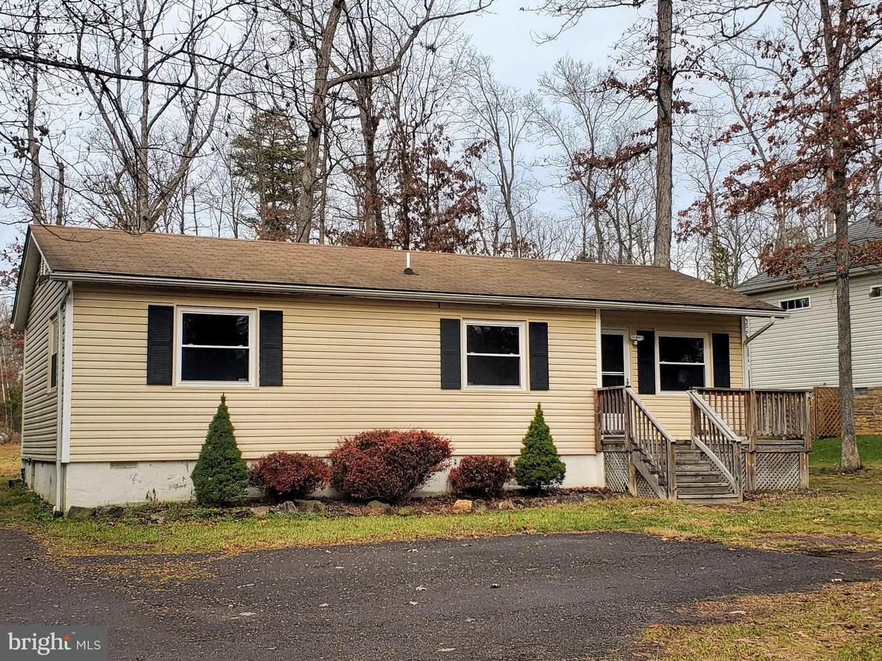 904 Lakeview Parkway - Photo 1
