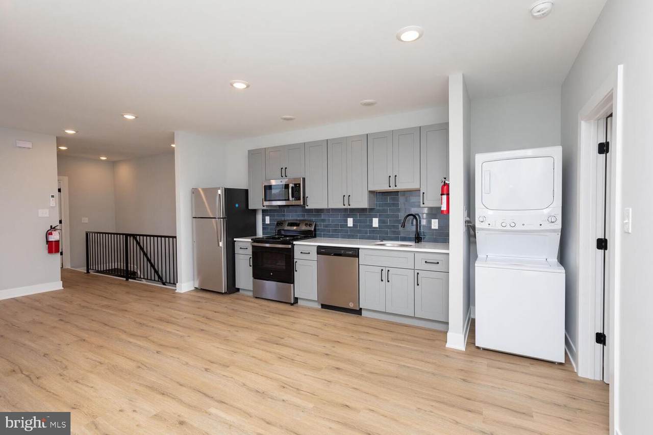 2914 Oxford Street - Photo 1