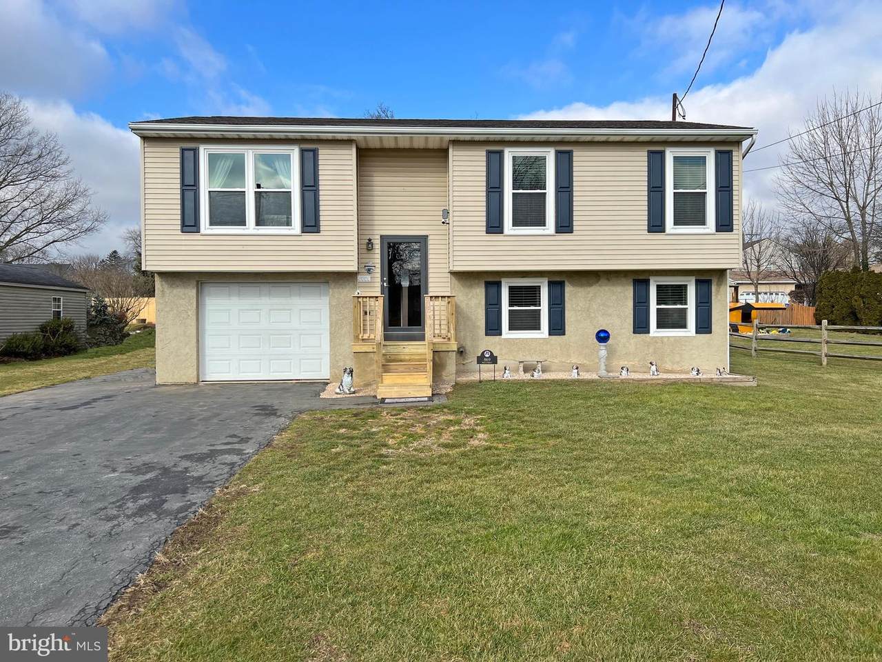869 Pine Street - Photo 1