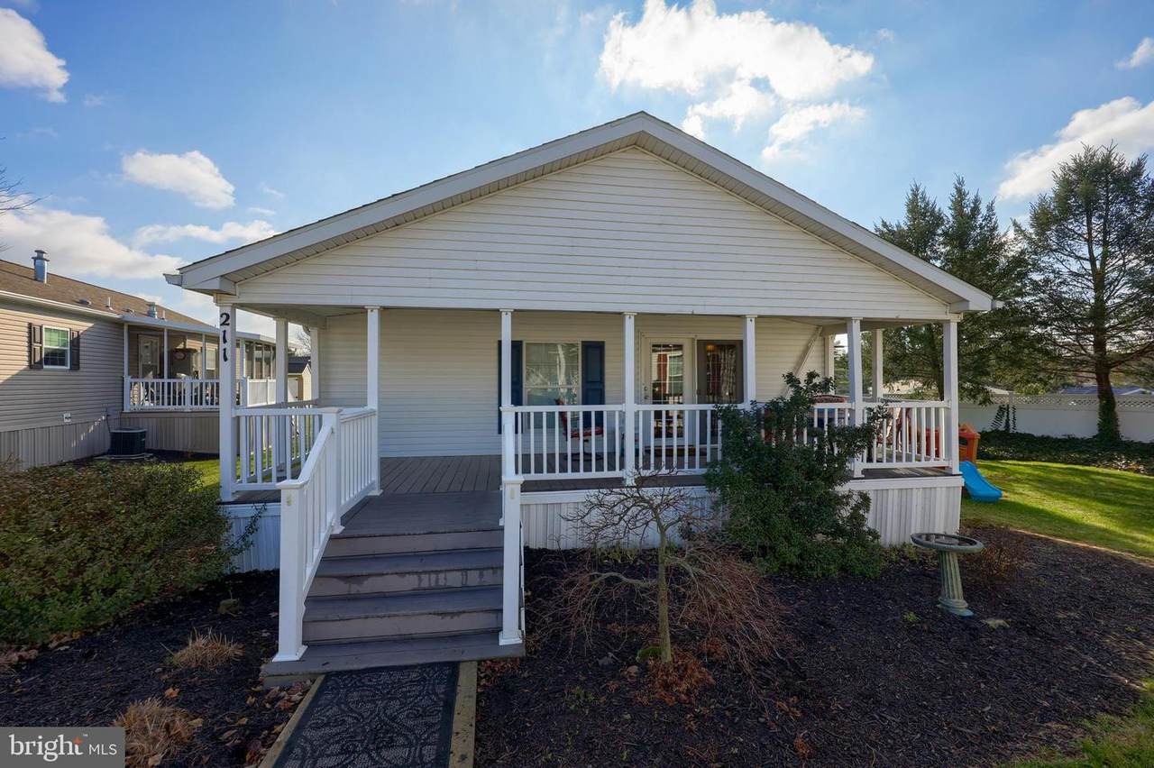 211 Summers Drive - Photo 1