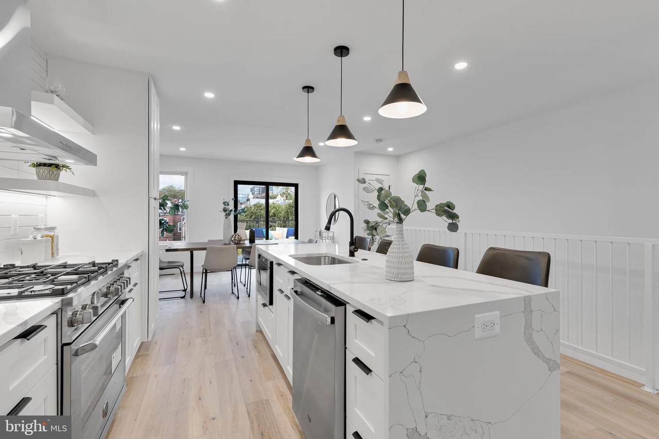 718 6TH Street - Photo 1