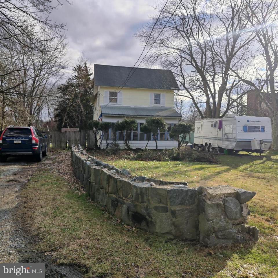 984 Biddle Street - Photo 1