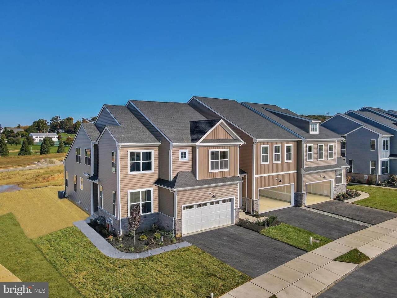 0046 Ladbroke Drive - Photo 1