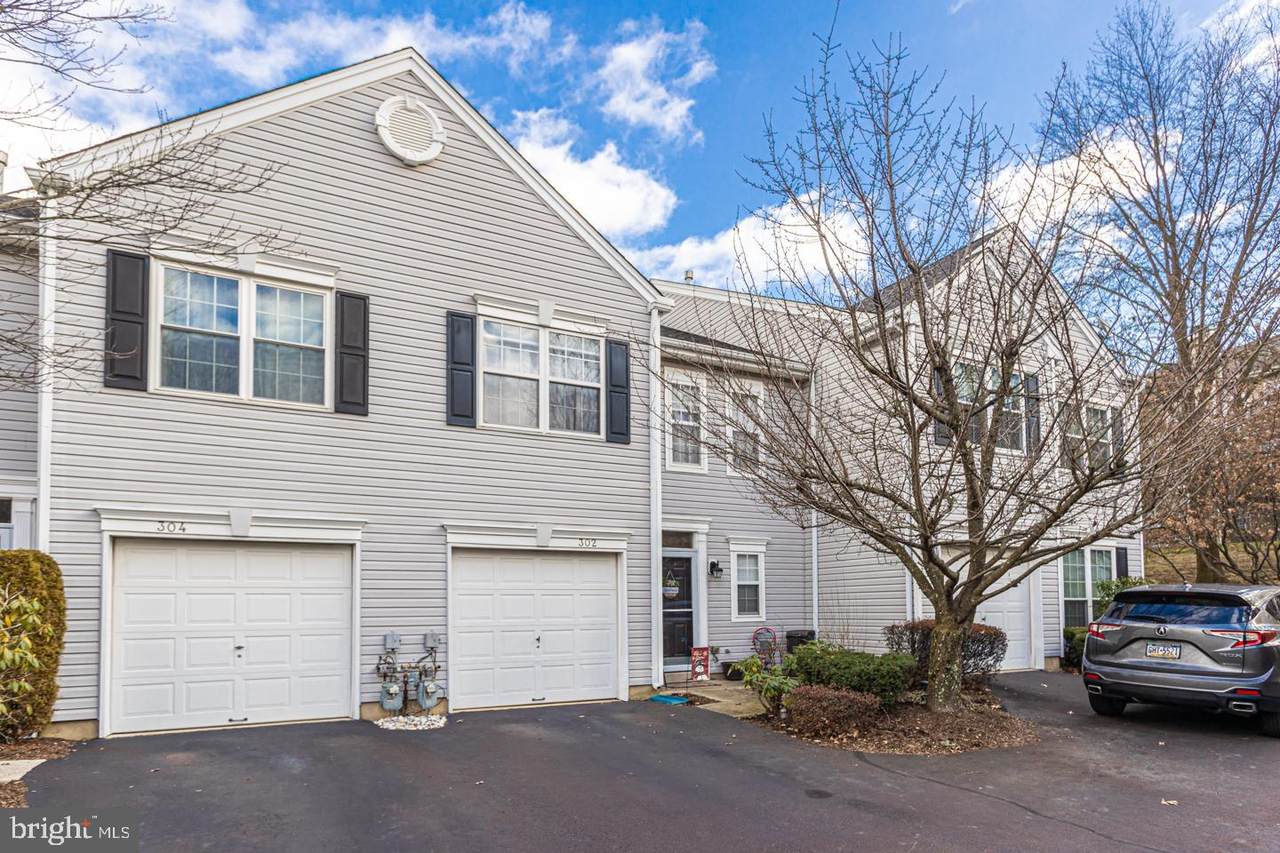 302 Saratoga Way - Photo 1
