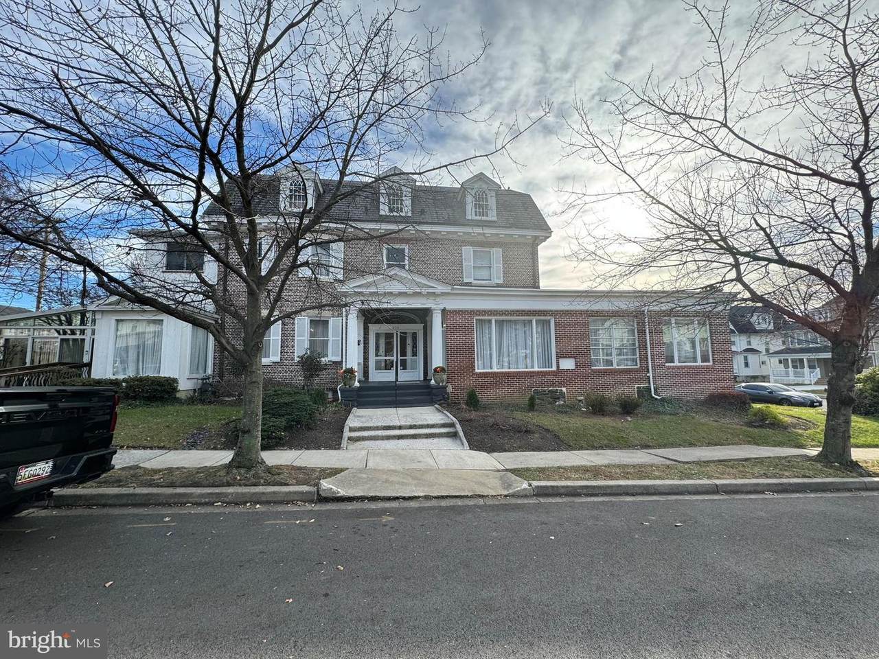 2311 Roslyn Avenue - Photo 1