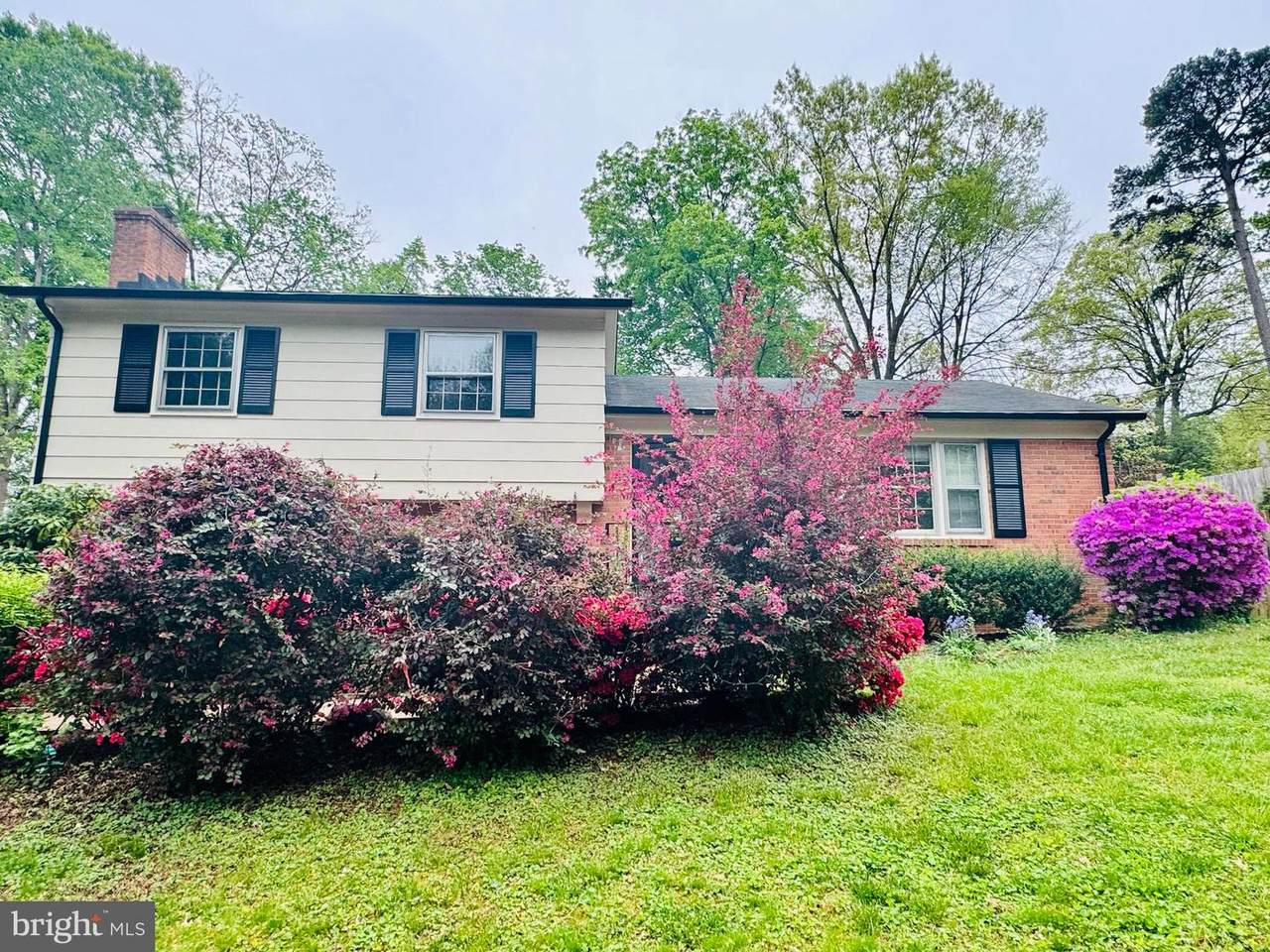 2414 Commonwealth Drive - Photo 1