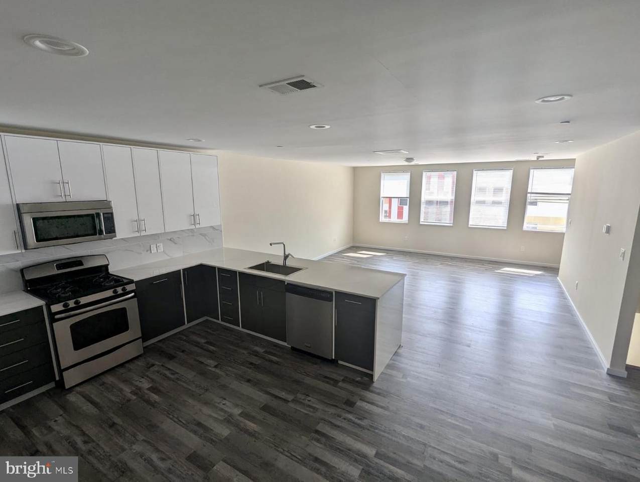 800 48TH Street - Photo 1